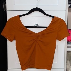 v-neckline, middle sinched croptop